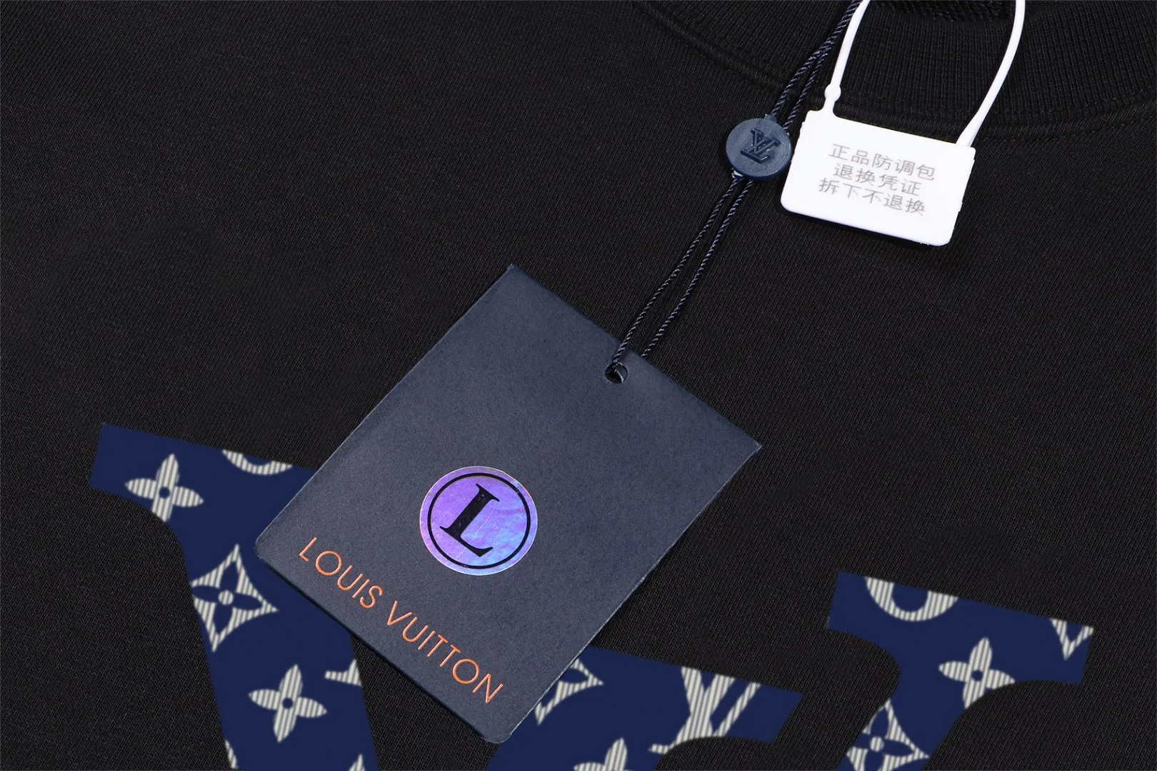 🅿️250 hot style on the shelves🔥❗ 💫〖Louis Vuitton LV〗 Fashionable round neck sweatshirt, casually matched with various styles, it is perfectly handsome😎The whole dress is made of double waistcoats, which makes the whole dress more three-dimensional. Not ordinary factories can do such fine work. The 2025 spring style counters are on sale, exquisite round neck terry sweatshirt, high-end double-strand pure cotton Customized drawstring ribs are dyed in the same vat and are complete with three standards. The chest craftsmanship adopts a simple and elegant pattern on the chest, which is easy to control for any age group! Fit and comfortable! Customized thickened 440g terry sweatshirt fabric, soft and comfortable to the touch, with a three-dimensional shape! 🙌🏻 It’s also very breathable, so it’s a versatile style that can be worn with any outfit! ✔Color: Black White Apricot Size: S M L XL 2XL